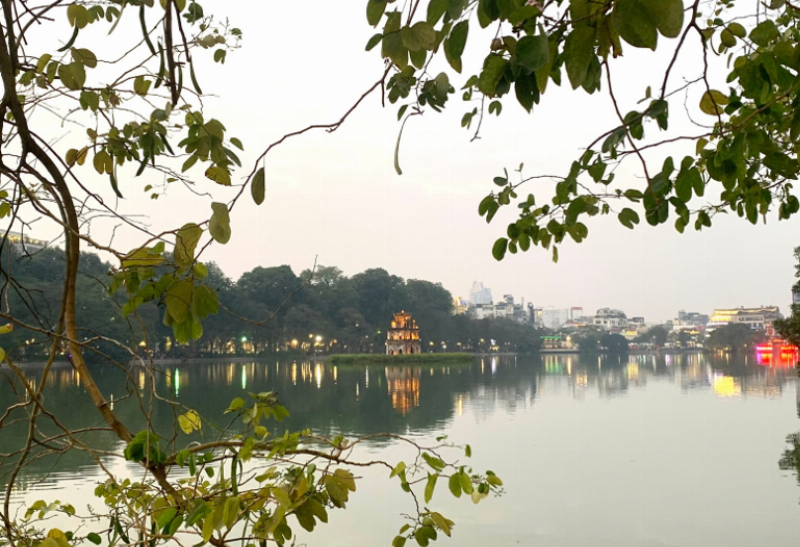 Hình ảnh Tháp Rùa cổ kính đứng vững giữa Hồ Gươm xanh biếc, biểu tượng của Thủ đô Hà Nội ngàn năm văn hiến